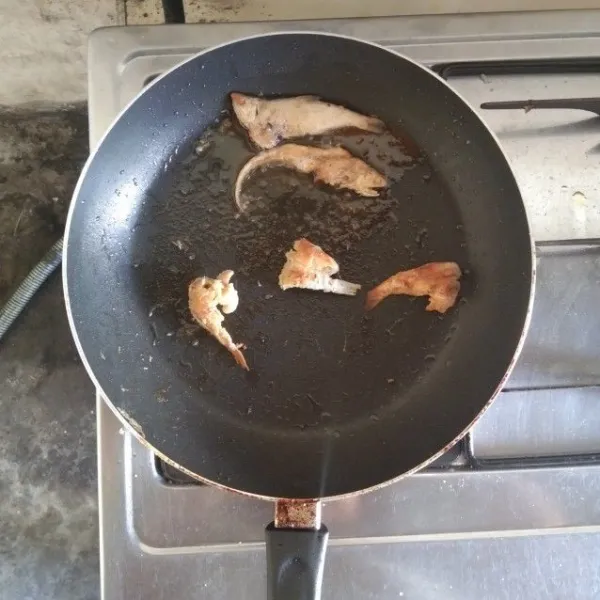 Goreng ikan teri hingga matang dan kering.