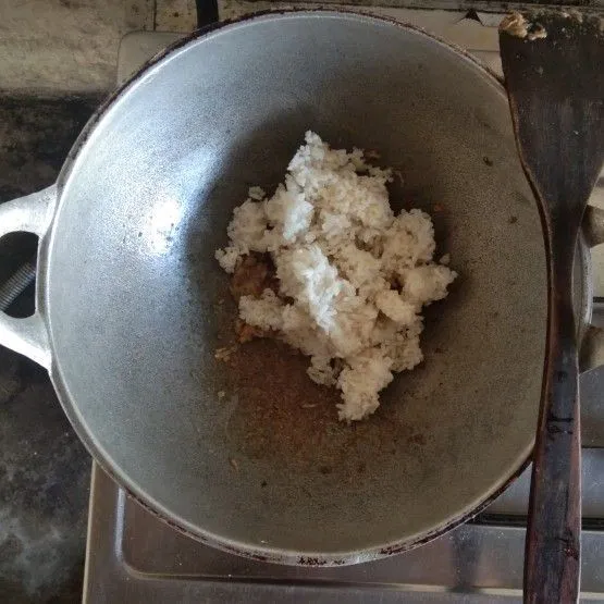 (Ps; matikan kompor agar nasi tidak gosong di wajan pada saat pengadukan/pencampuran dengan bumbu). Masukkan nasi putih. Aduk hingga bumbu dan nasi menjadi rata.