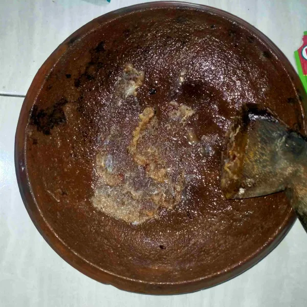 Haluskan bawang putih, bawang merah yang sudah digoreng. Tambahkan garam dan kaldu jamur. Aduk rata