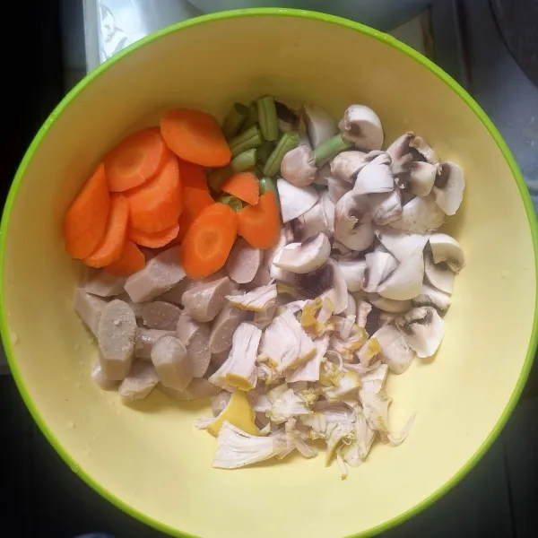 Potong wortel, buncis, sosis dan jamur kancing sesuai selera. Sisihkan