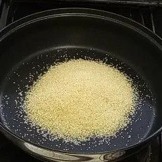 Panaskan gula pasir dengan api kecil sampai larut dan mendidih.