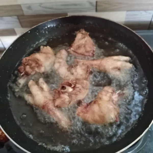 Kemudian goreng ayam sampai matang.