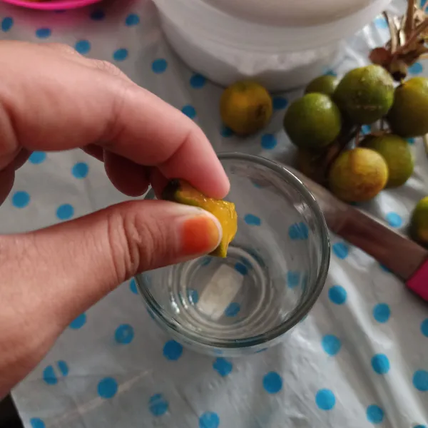 Peras jeruk di atas gelas.