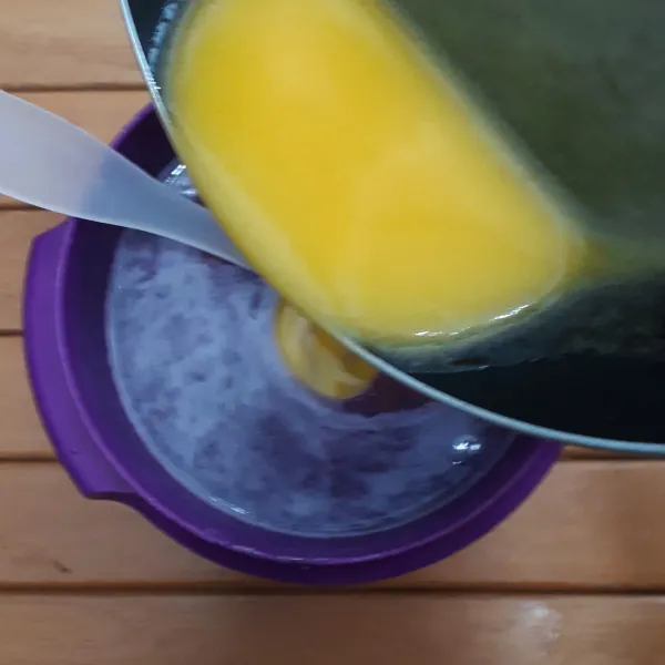 Lelehkan margarin butter lalu masukan ke adonan ubi ungu.