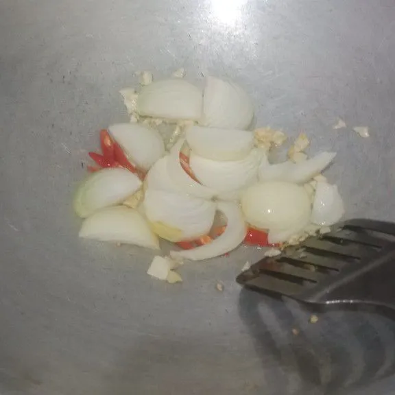 panaskan sedikit minyak goreng dan tumis bawang putih hingga harum tambahkan irisan bombay dan cabe keriting masak hingga layu.