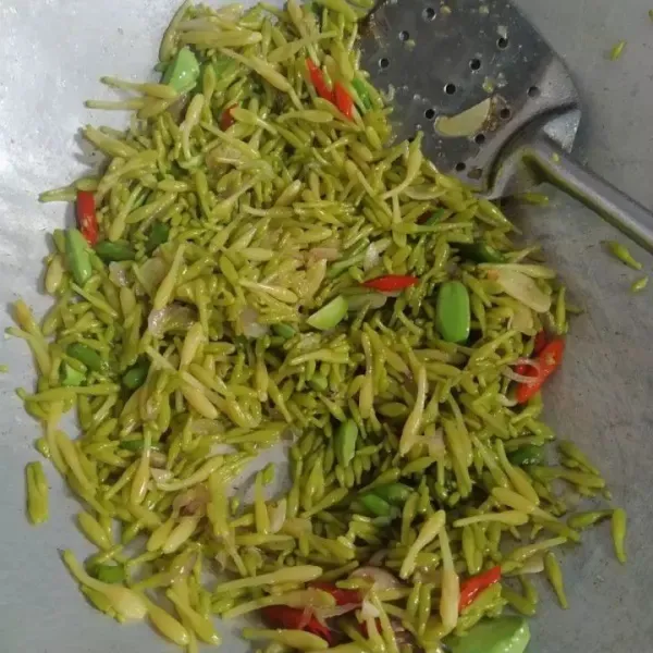 Aduk rata dan masak sampai layu.