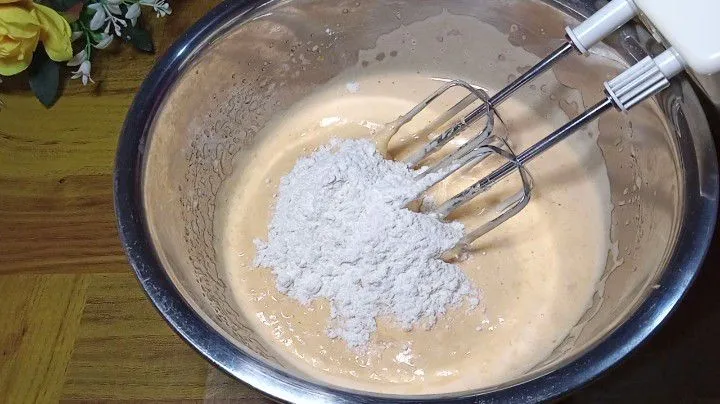 Kemudian tambahkan tepung terigu, mix lagi dengan speed rendah.