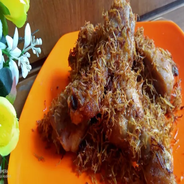Ayam Serundeng siap dihidangkan bersama nasi putih hangat 👍