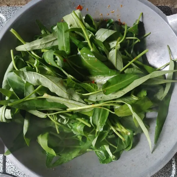 Masukkan kangkung, biarkan menyusut.