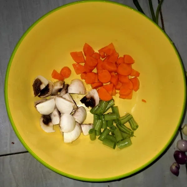 Cuci bersih lalu potong wortel, buncis dan jamur kancing sesuai selera