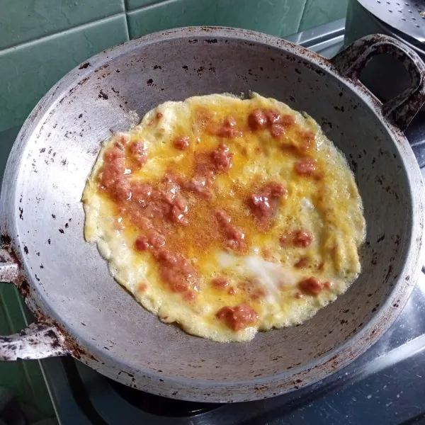 Masukkan sedikit minyak, lalu masukkan telur kornet hingga matang. Angkat dan pototng-potong.