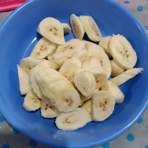 Potong pisang menjadi kecil-kecil.