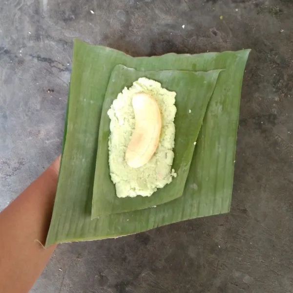 Letakkan pisang di tengah-tengah adonan.