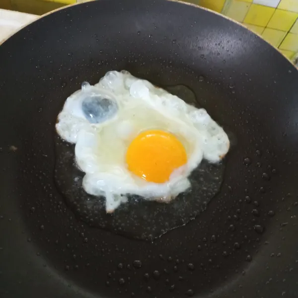 Masak telur ceplok, sisihkan.