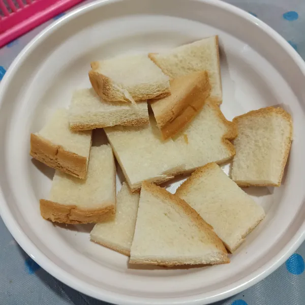 Siapkan roti tawar dalam mangkuk.