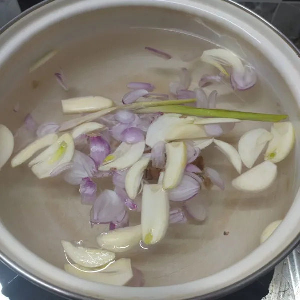 rebus air bersama sere, lengkuas, irisan bawang putih dan bawang merah sampai mendidih.