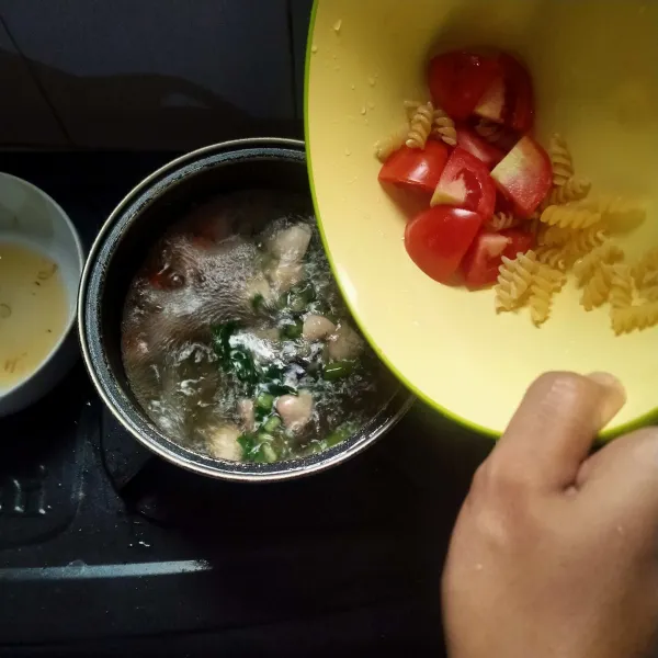 Masukan makaroni, daun bawang dan tomat yang sudah dipotong sesuai selera. Masak kurang lebih 5 menit