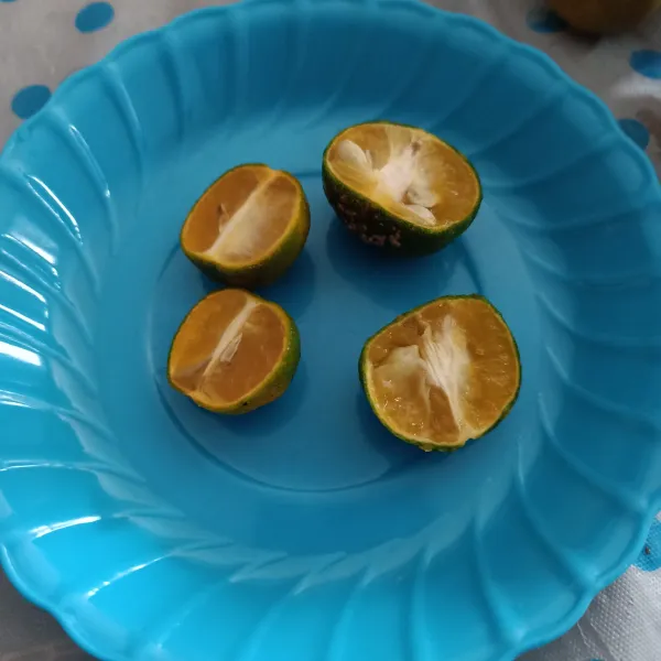 Belah jeruk jadi dua, buang bijinya.