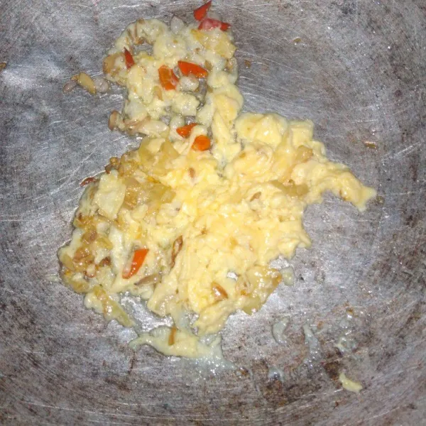 Panaskan wajan, kasih sedikit minyak, tumis bawang dan cabai sampai harum, lalu masukan telur orak arik sebentar