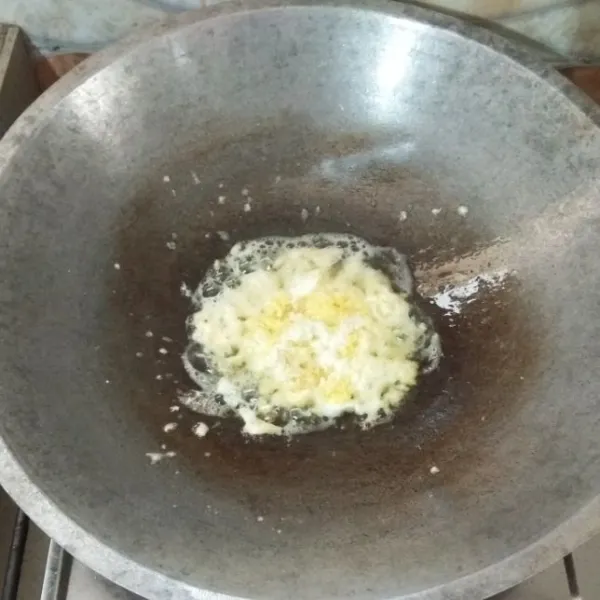 Panaskan minyak goreng, masukan telur ke dalam wajan. Lalu orak-arik telurnya hingga matang.