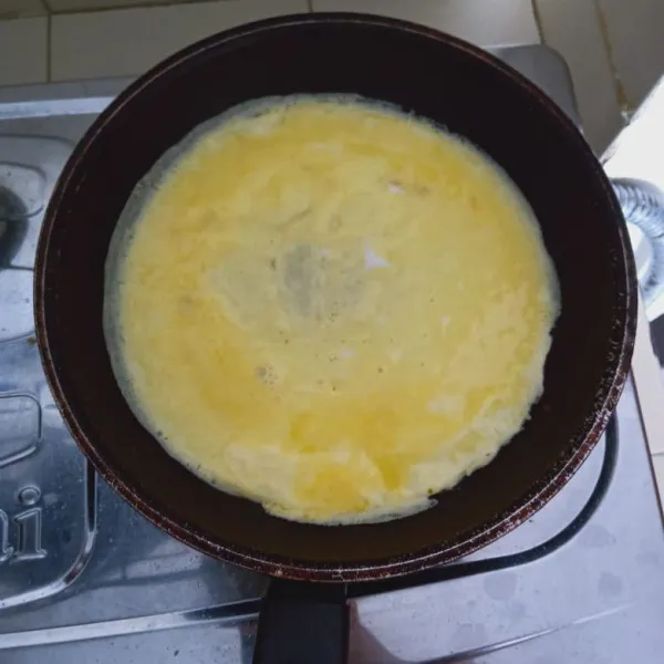 Panaskan wajan dan masak telur hingga matang dan angkat.