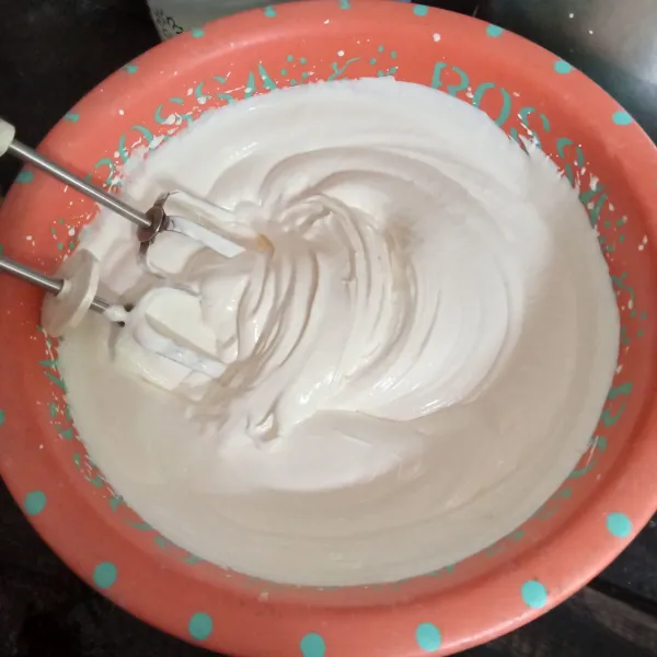 Kocok gula pasir, telur, sp dan vanili dengan speed tinggi hingga putih mengembang kental berjejak.