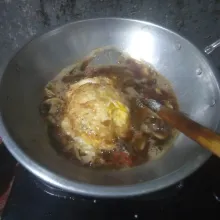 Tambahkan telur ceplok.