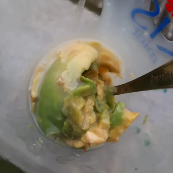 Masukan dalam gelas. Tambahkan susu kental manis lalu kocok-kocok