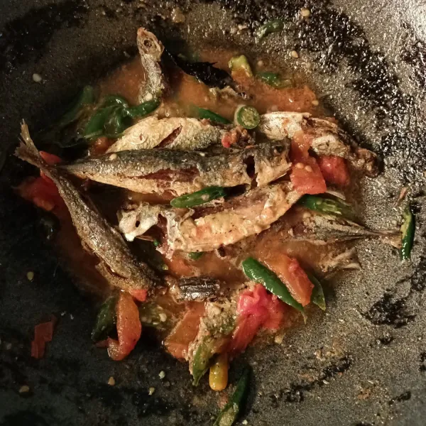 Masukkan ikan gorengnya, aduk rata. Masak hingga meresap. Angkat dan sajikan.