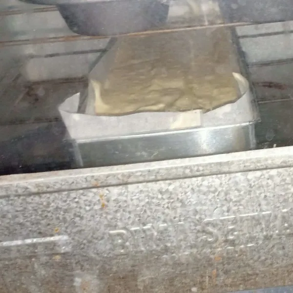 Masukkan kedalam loyang 22x13x5 cm. Panggang selama 25 menit dengan suhu 170°C, oven dipanaskan dulu 15 menit. Angkat dan dinginkan.
