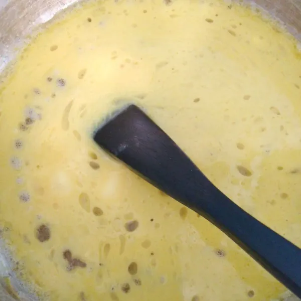 Masukan margarin, gula, margarin, garam, vanili dan air ke dalam panci. Masak hingga mendidih.