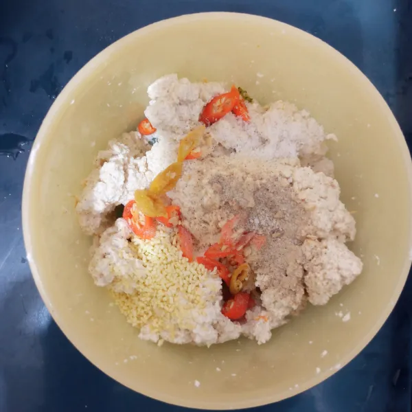 Hancurkan tahu tambahkan potongan cabai, merica, garam dan kaldu jamur.