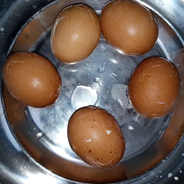 Rebus telur hingga matang, kemudian benturkan telur perlahan agar tidak mengelupas (cukup hingga retak).