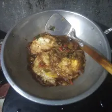 Masak hingga bumbu meresap dan jamur matang. Tes rasa.
