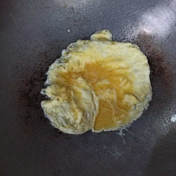 Goreng telur, aduk-aduk sampai hancur, tiriskan.