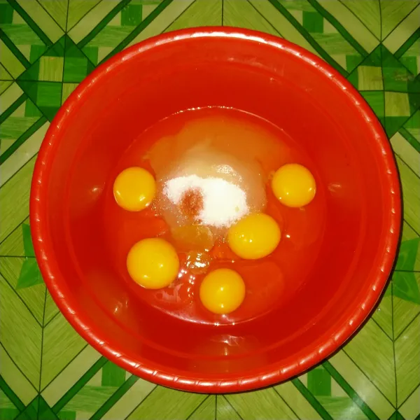 Kocok telur, gula pasir, sp dan vanili hingga kental berjejak.