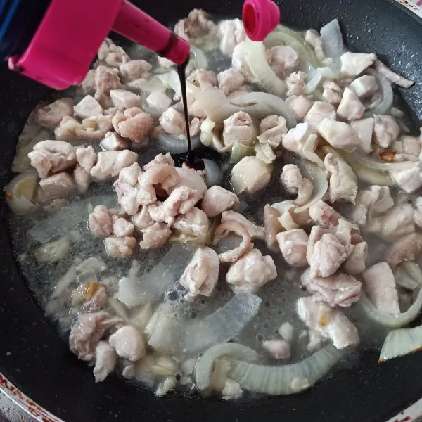 Masukkan kecap manis, gula, garam, dan kaldu bubuk lalu aduk rata. Masak sampai ayam empuk.