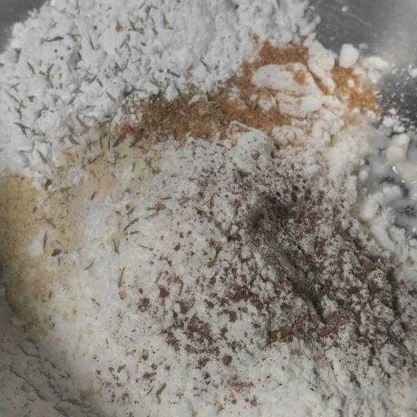 Campur tepung terigu, tepung beras, garam, merica bubuk, ketumbar bubuk, kaldu bubuk dan thime. Aduk rata.
