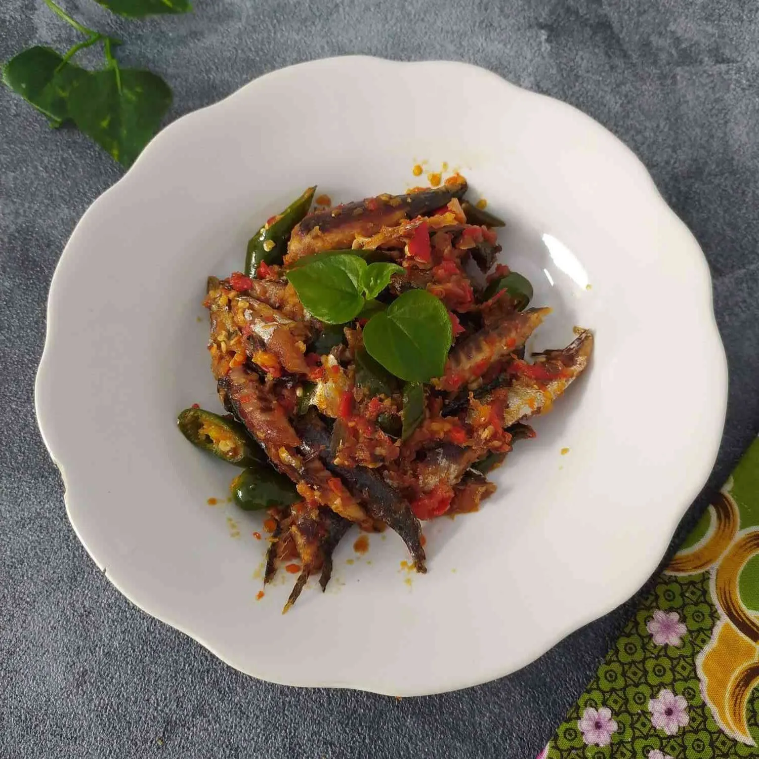 Foto sambel pindang yang disajikan dalam mangkuk keramik