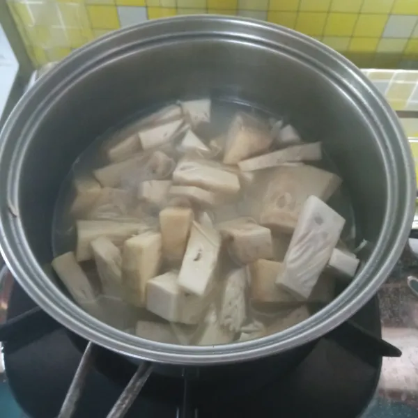 Rebus nangka muda dengan air dan 1 sdm minyak goreng untuk memisahkan. Rebus hingga nangka empuk, buang airnya dan tiriskan.