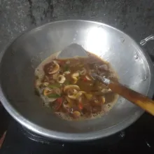 Bumbui dengan garam, lada bubuk, kaldu bubuk, kecap asin dan kecap manis. Aduk rata dan masak hingga jamur layu.