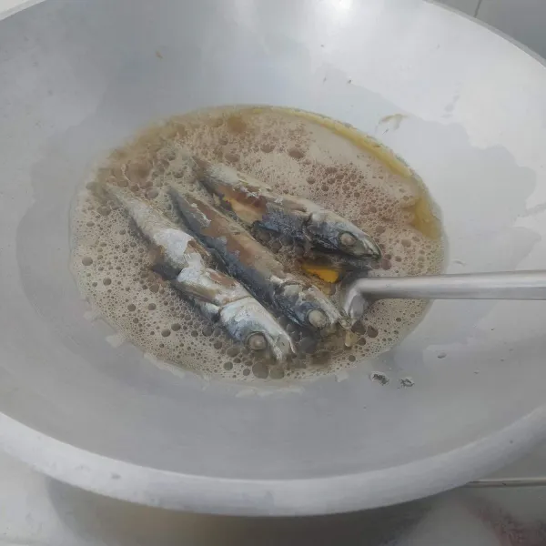 Cuci bersih ikan pindang, kemudian goreng hingga matang. Tiriskan.