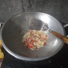 Panaskan 3 sdm minyak, masukan bawang bombay, bawang merah, bawang putih dan cabai. Tumis hingga harum.