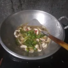 Tuang air, biarkan mendidih lalu masukan jamur dan daun bawang.