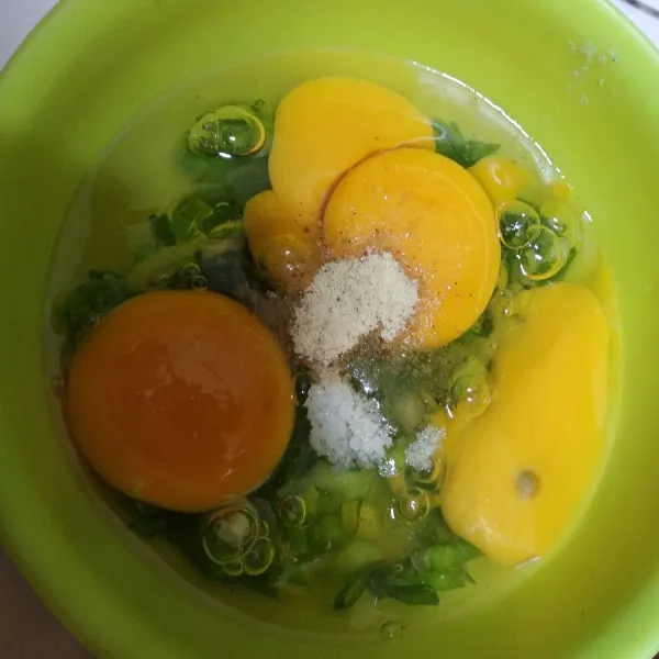 Campurkan telur, daun bawang, garam, lada dan kaldu bubuk. Aduk sampai tercampur rata.