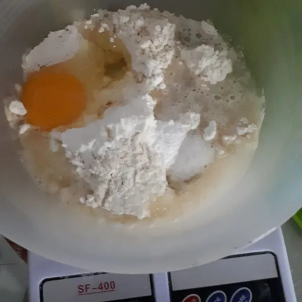 Siapkan wadah masukan tepung terigu, telur, maizena, air, dan baking powder. Aduk hingga rata dan tidak menggumpal.