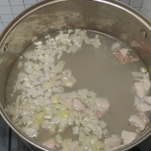 Didihkan air, masukkan daging ayam yang sudah dipotong dadu. Biarkan mendidih kemudian masukkan bawang putih dan bawang bombay yang sudah dirajang halus, aduk rata.