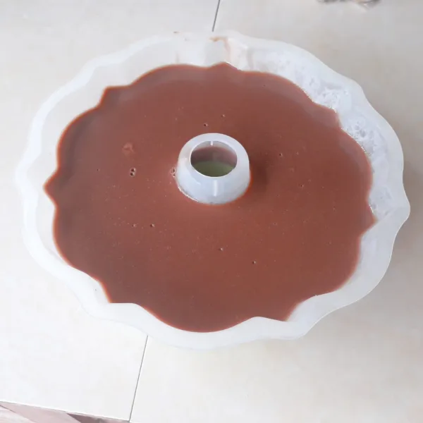 Saring, tuang di atas puding coklat. Biarkan hingga set & kaku. Lebih cepat simpan dalam kulkas
