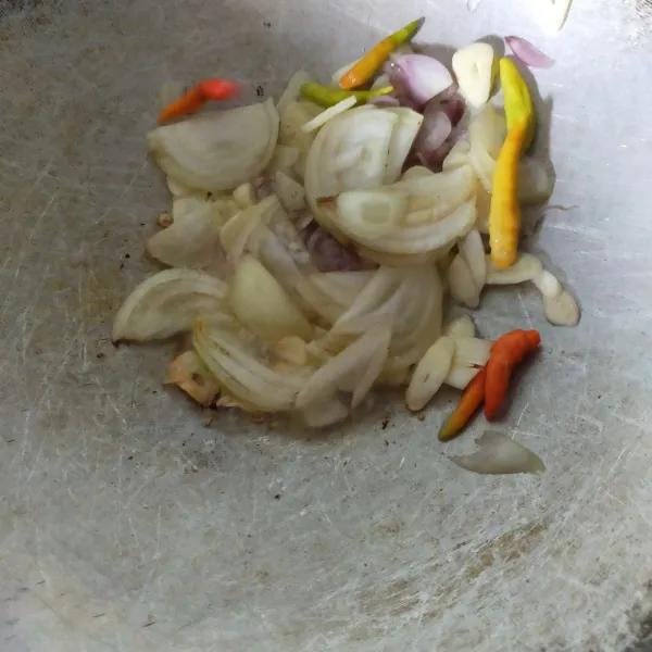 Tumis bawang bombay, bawang putih dan bawang merah. Masukkan cabe.