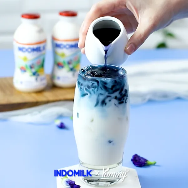 Tuangkan sirup telang. Sajikan.